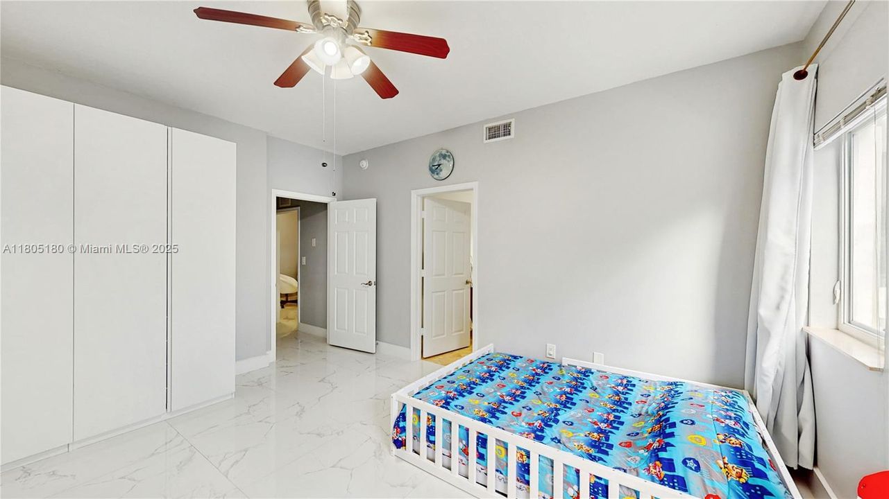 En Venta: $899,999 (3 camas, 3 baños, 2208 Pies cuadrados)
