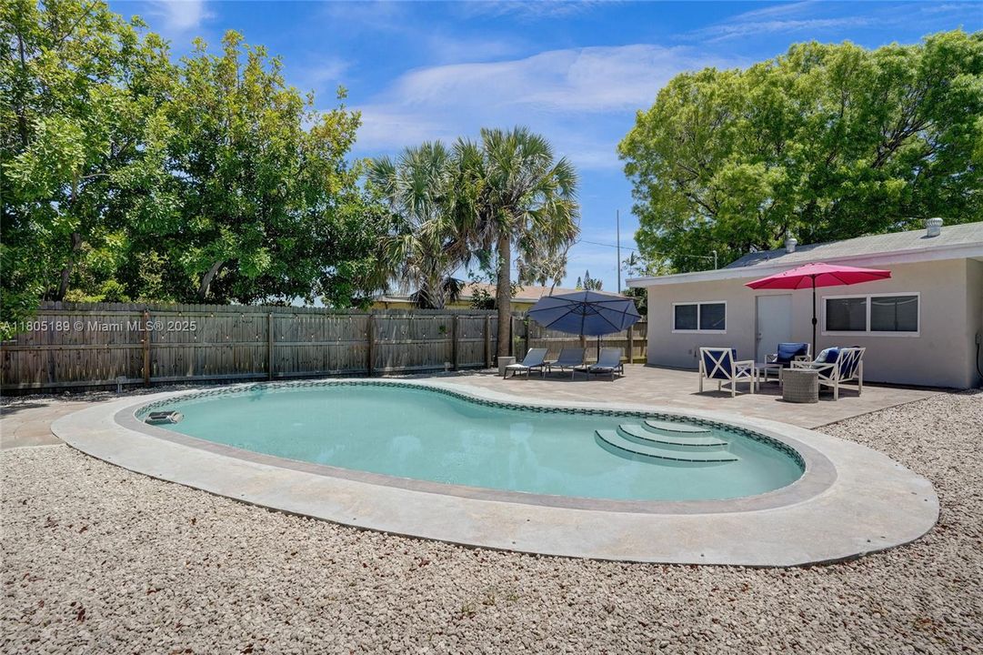 Recently Sold: $699,000 (3 beds, 2 baths, 1296 Square Feet)