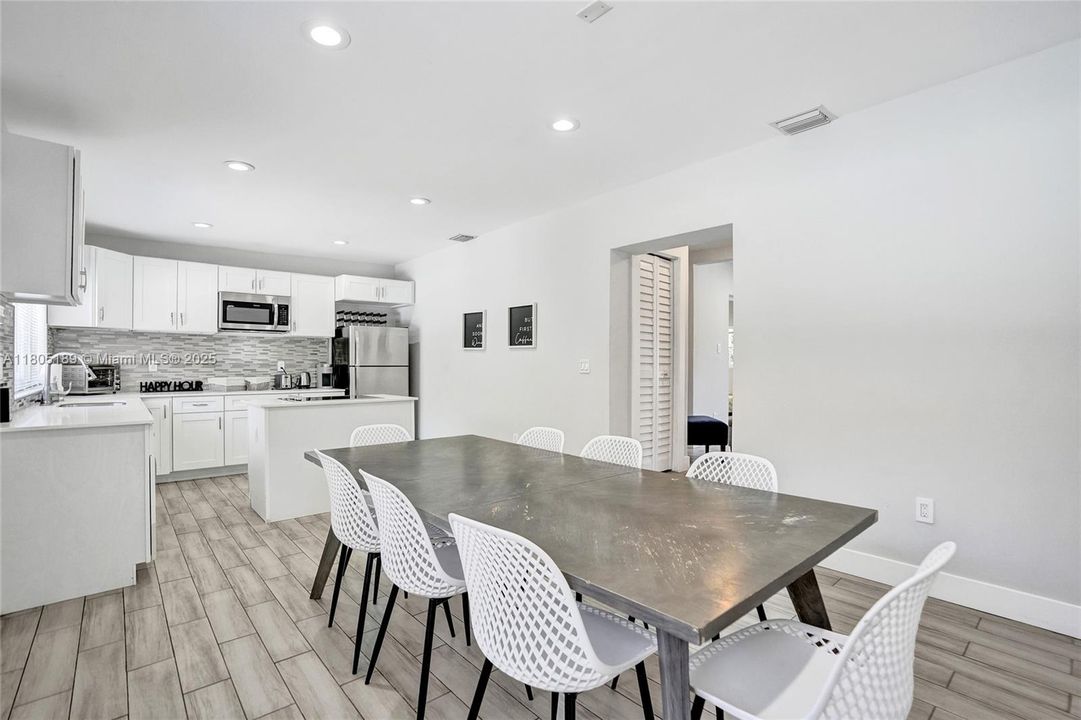 Recently Sold: $699,000 (3 beds, 2 baths, 1296 Square Feet)
