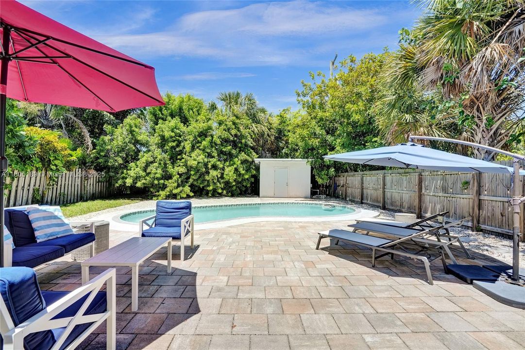 Recently Sold: $699,000 (3 beds, 2 baths, 1296 Square Feet)