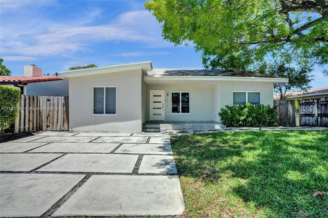 Recently Sold: $699,000 (3 beds, 2 baths, 1296 Square Feet)