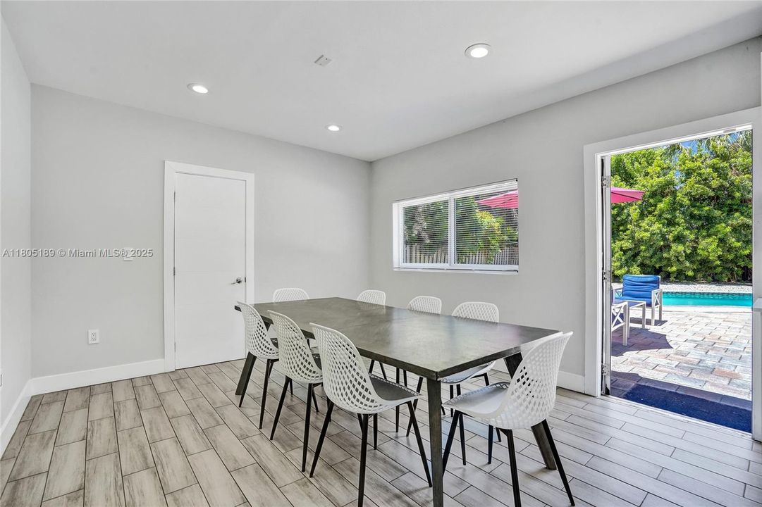 Recently Sold: $699,000 (3 beds, 2 baths, 1296 Square Feet)