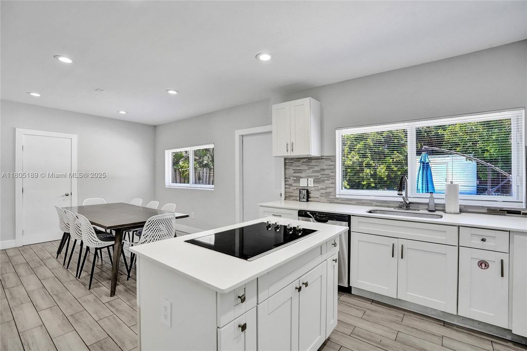 Recently Sold: $699,000 (3 beds, 2 baths, 1296 Square Feet)