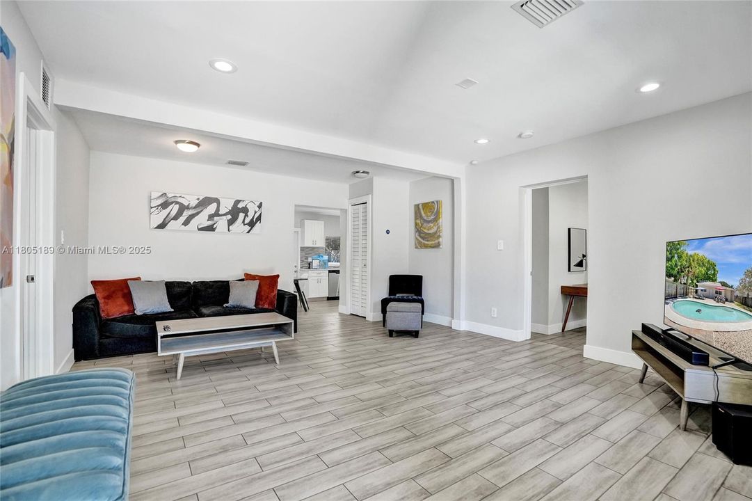 Recently Sold: $699,000 (3 beds, 2 baths, 1296 Square Feet)