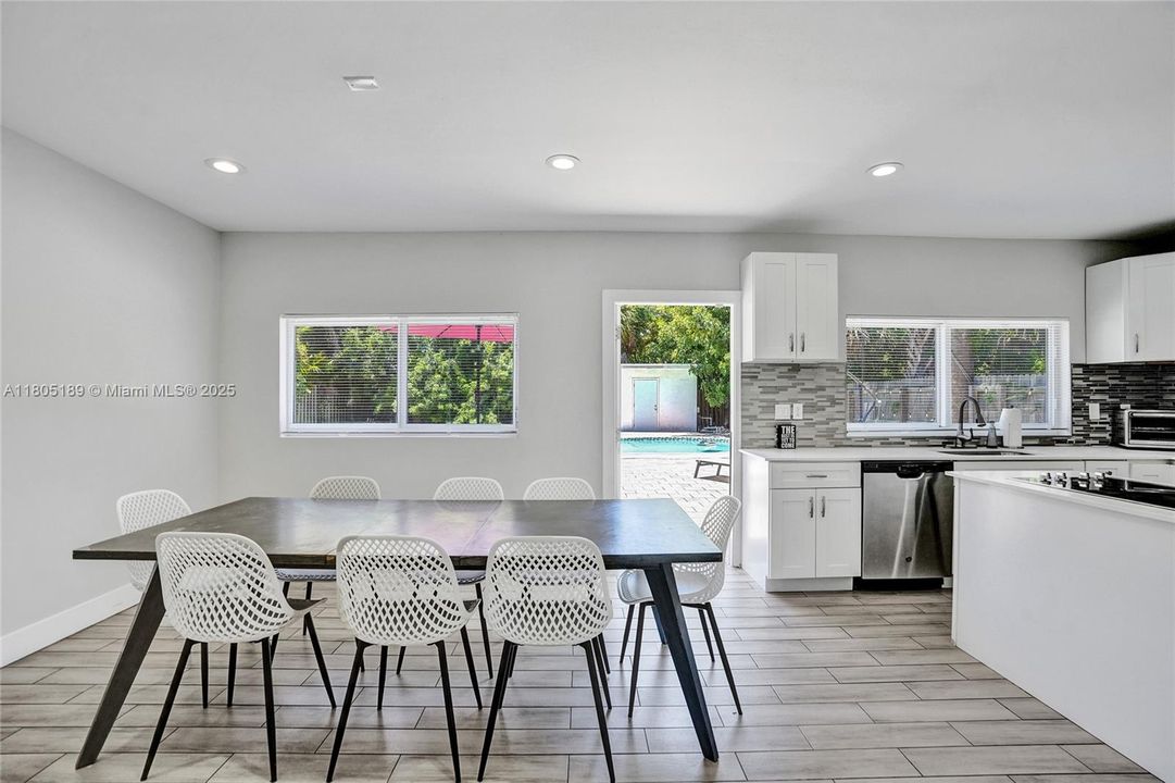 Recently Sold: $699,000 (3 beds, 2 baths, 1296 Square Feet)