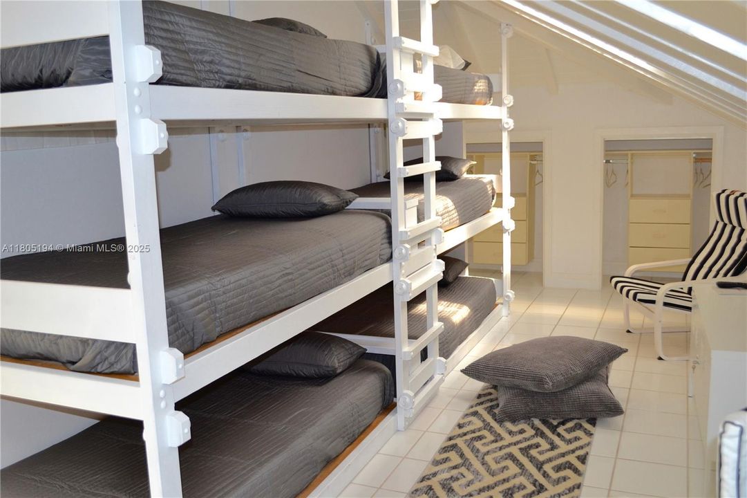 出租: $30,000 (5 贝兹, 5 浴室, 6451 平方英尺)