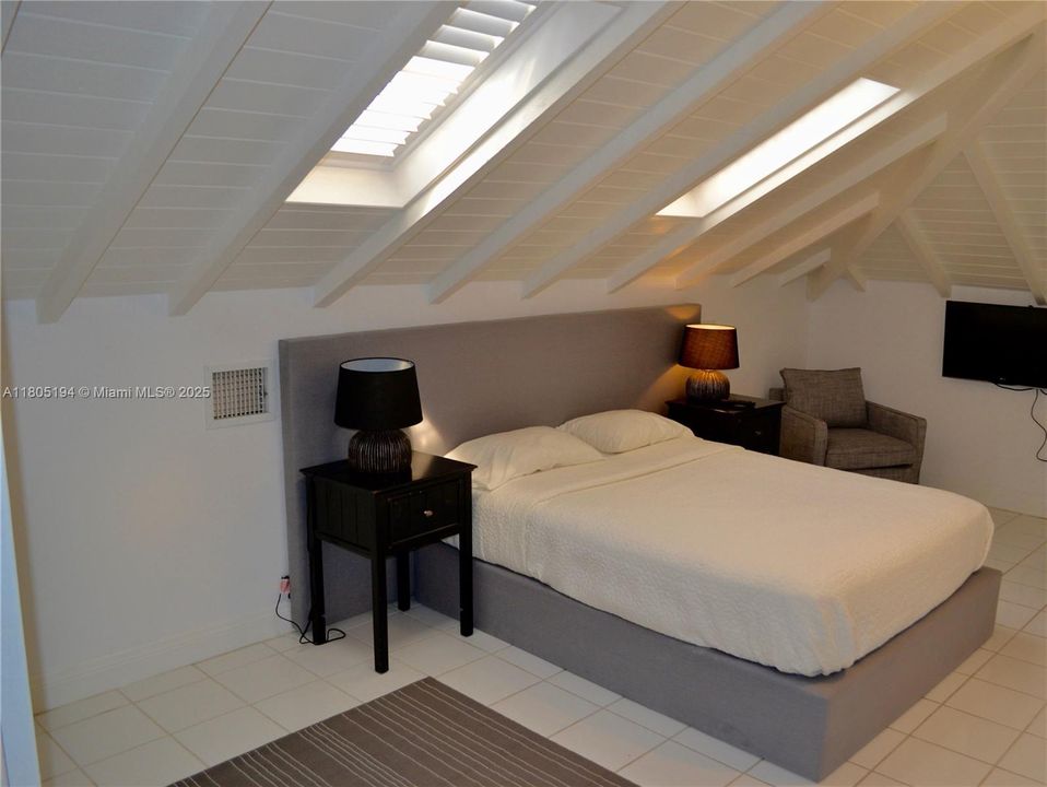 出租: $30,000 (5 贝兹, 5 浴室, 6451 平方英尺)