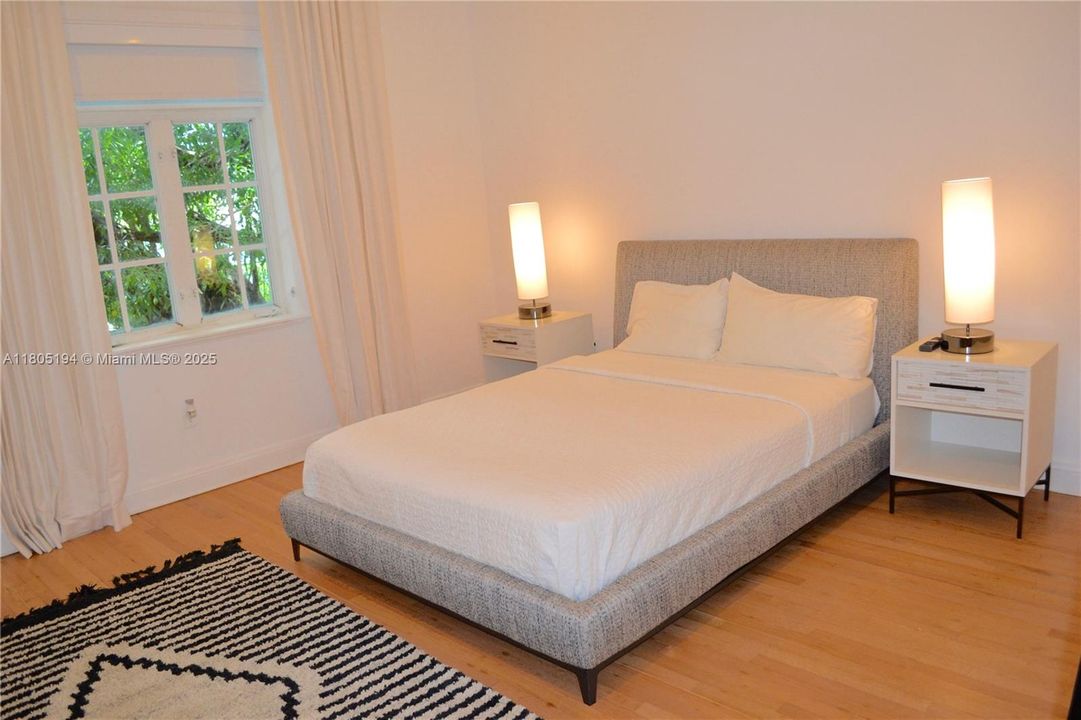 出租: $30,000 (5 贝兹, 5 浴室, 6451 平方英尺)