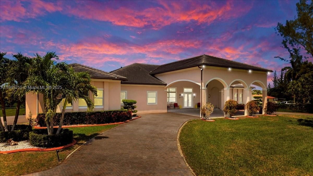 En Venta: $2,999,000 (7 camas, 5 baños, 6756 Pies cuadrados)