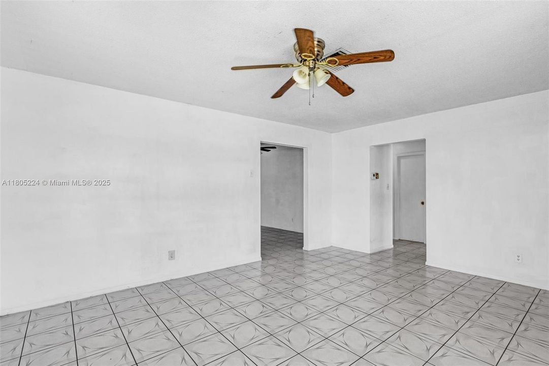 Recently Sold: $330,000 (3 beds, 1 baths, 1224 Square Feet)