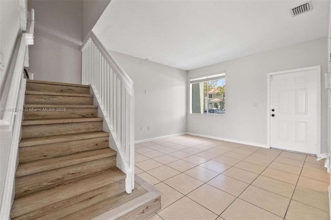 En Venta: $330,000 (3 camas, 2 baños, 1302 Pies cuadrados)