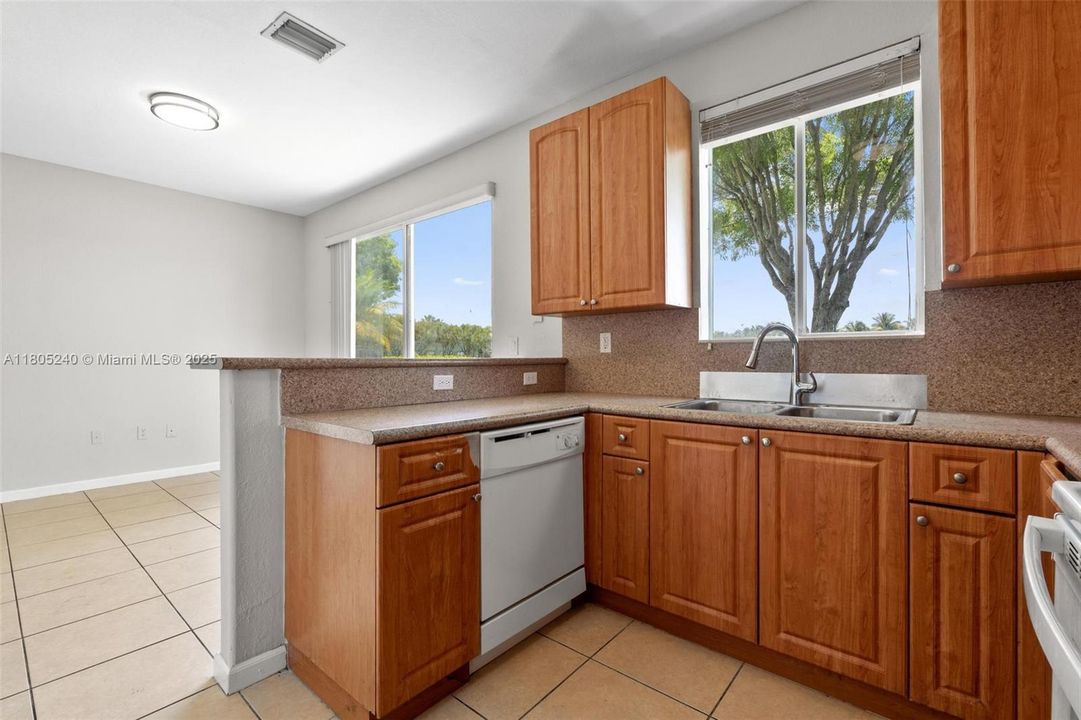 En Venta: $330,000 (3 camas, 2 baños, 1302 Pies cuadrados)