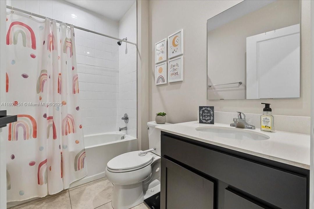 Недавно продано: $365,000 (4 спален, 2 ванн, 1715 Квадратных фут)