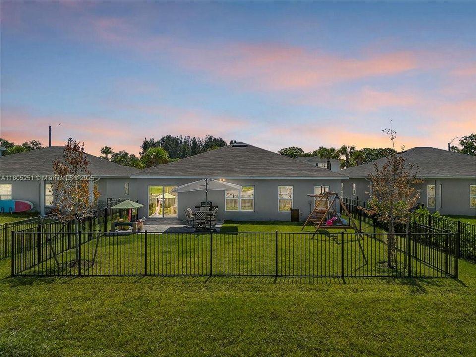 Недавно продано: $365,000 (4 спален, 2 ванн, 1715 Квадратных фут)