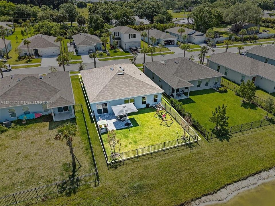 Недавно продано: $365,000 (4 спален, 2 ванн, 1715 Квадратных фут)