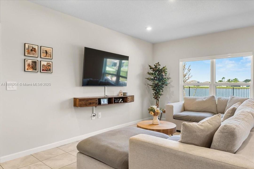 Недавно продано: $365,000 (4 спален, 2 ванн, 1715 Квадратных фут)