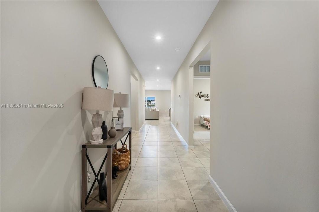 Недавно продано: $365,000 (4 спален, 2 ванн, 1715 Квадратных фут)