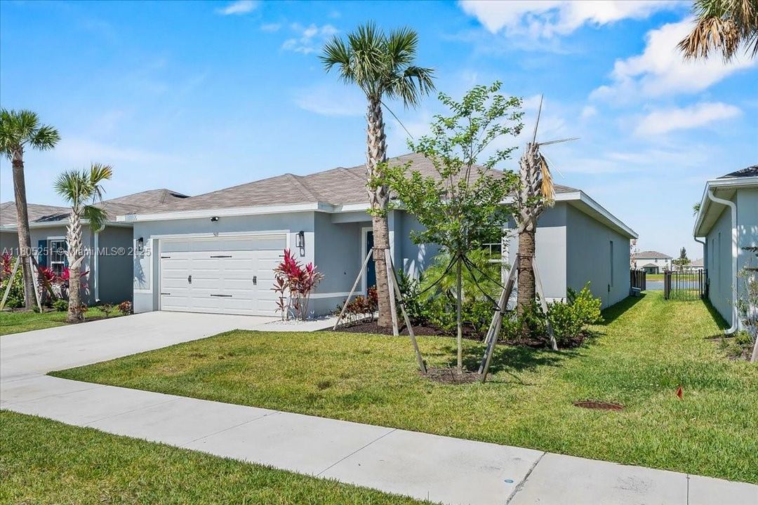 Недавно продано: $365,000 (4 спален, 2 ванн, 1715 Квадратных фут)