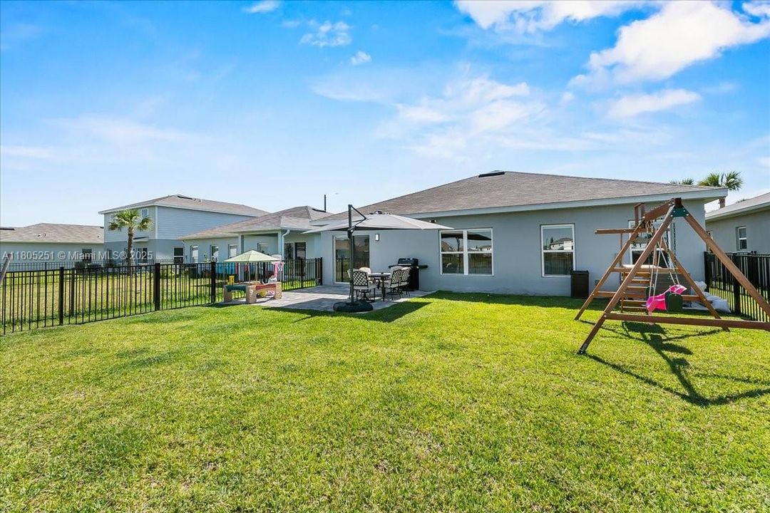 Недавно продано: $365,000 (4 спален, 2 ванн, 1715 Квадратных фут)