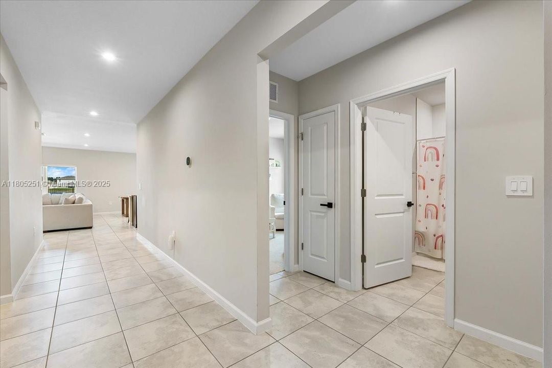 Недавно продано: $365,000 (4 спален, 2 ванн, 1715 Квадратных фут)