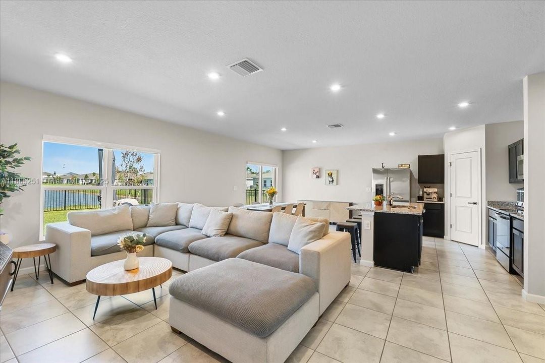 Недавно продано: $365,000 (4 спален, 2 ванн, 1715 Квадратных фут)