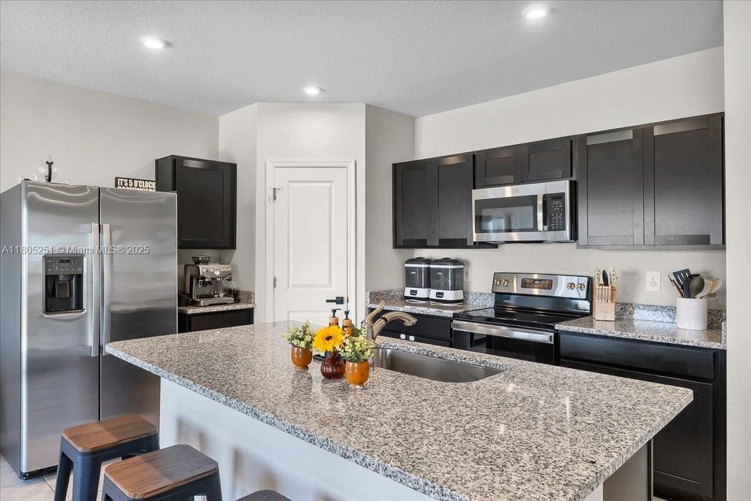 Недавно продано: $365,000 (4 спален, 2 ванн, 1715 Квадратных фут)