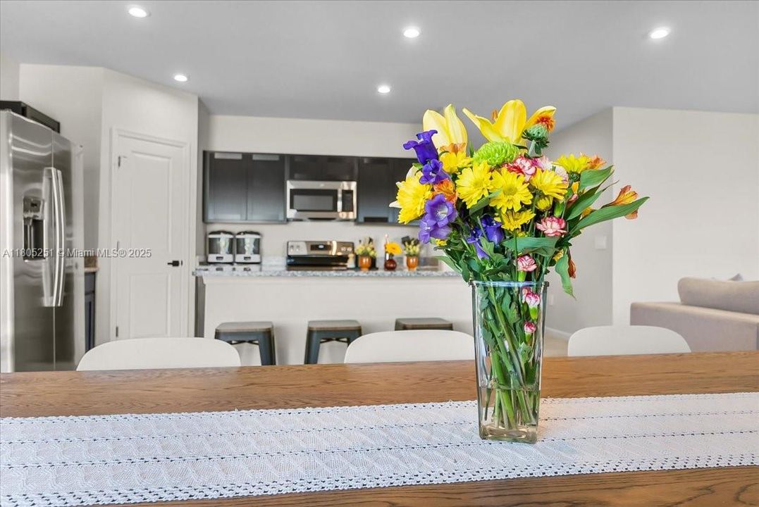 Недавно продано: $365,000 (4 спален, 2 ванн, 1715 Квадратных фут)