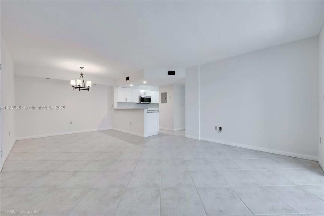 Recently Sold: $300,000 (2 beds, 2 baths, 1113 Square Feet)