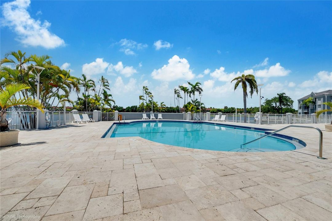 Recently Sold: $300,000 (2 beds, 2 baths, 1113 Square Feet)