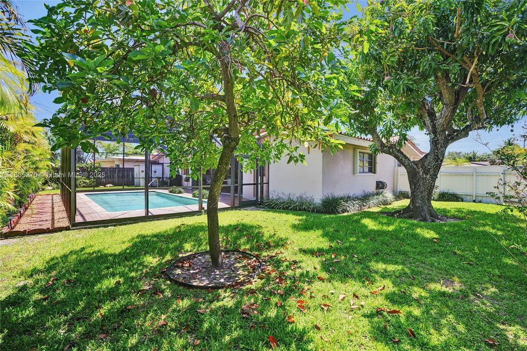 Recently Sold: $925,000 (3 beds, 2 baths, 1797 Square Feet)