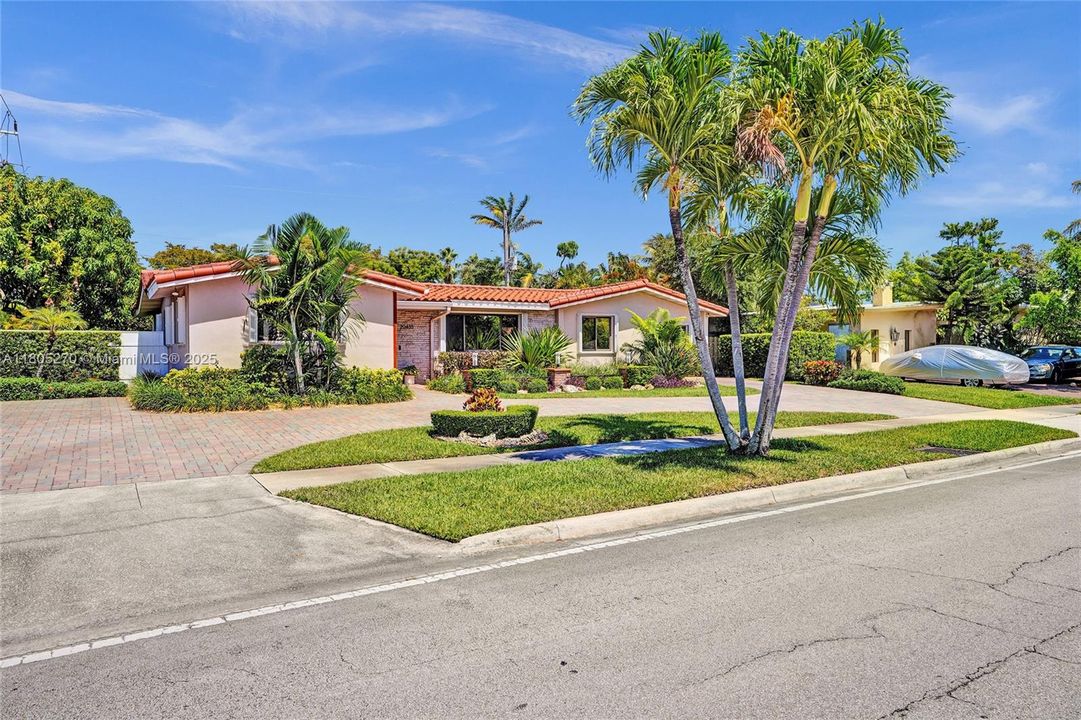 Recently Sold: $925,000 (3 beds, 2 baths, 1797 Square Feet)