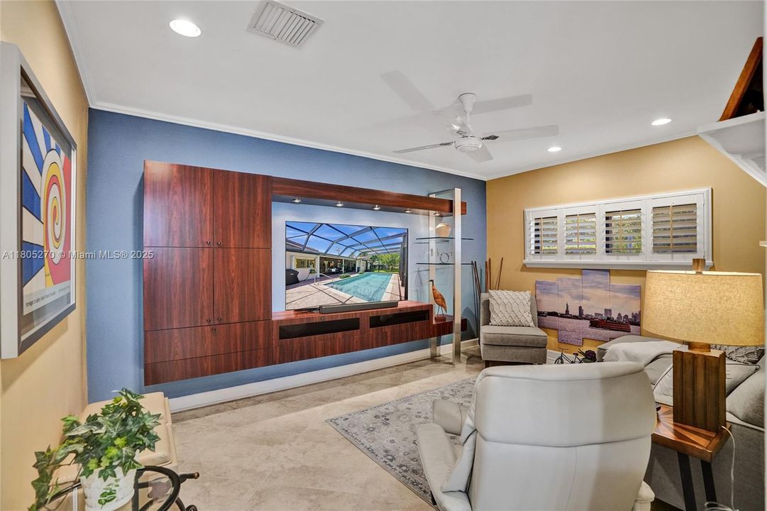 Recently Sold: $925,000 (3 beds, 2 baths, 1797 Square Feet)