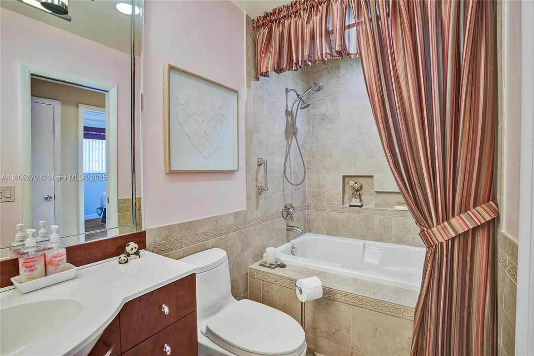 Recently Sold: $925,000 (3 beds, 2 baths, 1797 Square Feet)