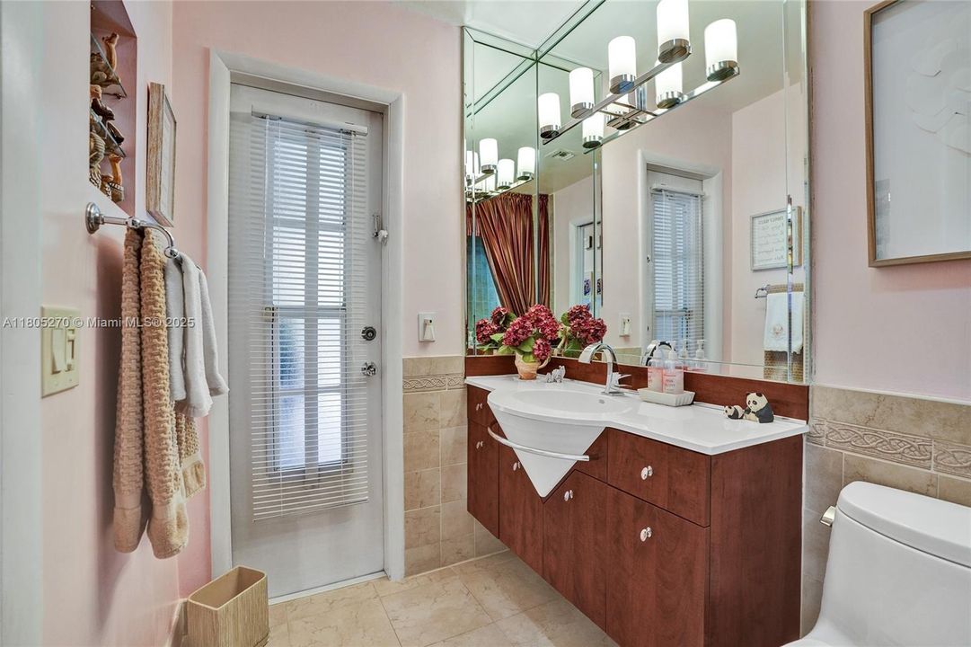 Recently Sold: $925,000 (3 beds, 2 baths, 1797 Square Feet)