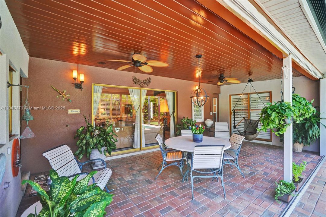 Recently Sold: $925,000 (3 beds, 2 baths, 1797 Square Feet)