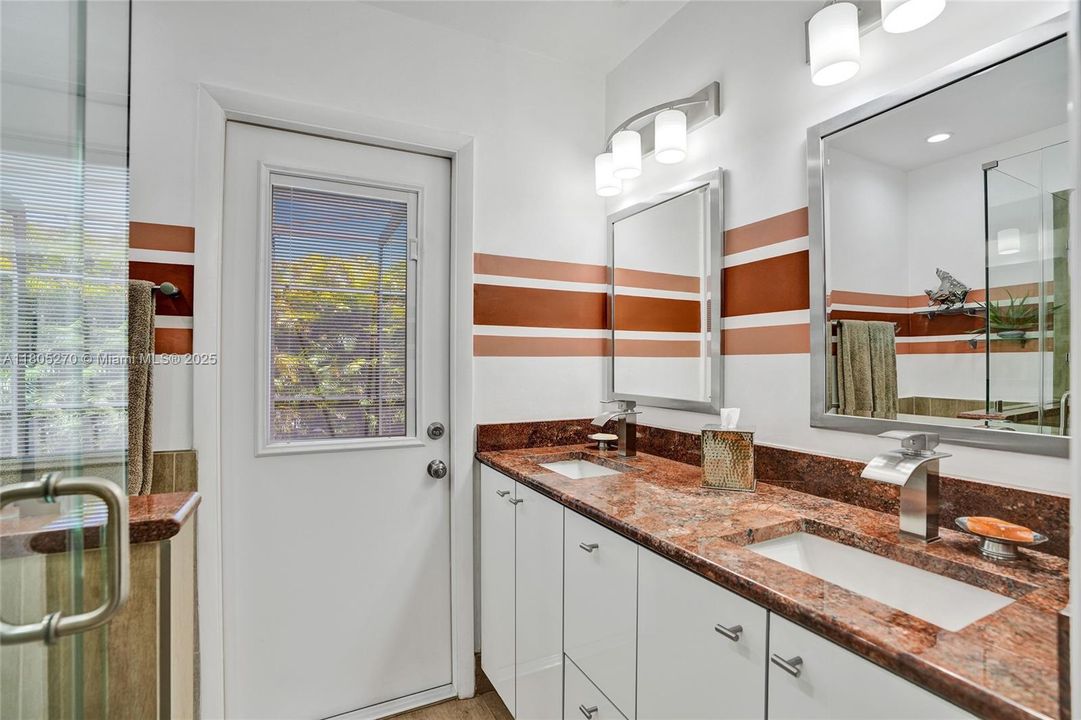 Recently Sold: $925,000 (3 beds, 2 baths, 1797 Square Feet)