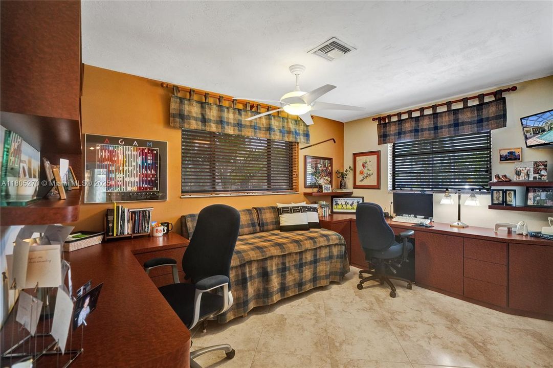 Recently Sold: $925,000 (3 beds, 2 baths, 1797 Square Feet)