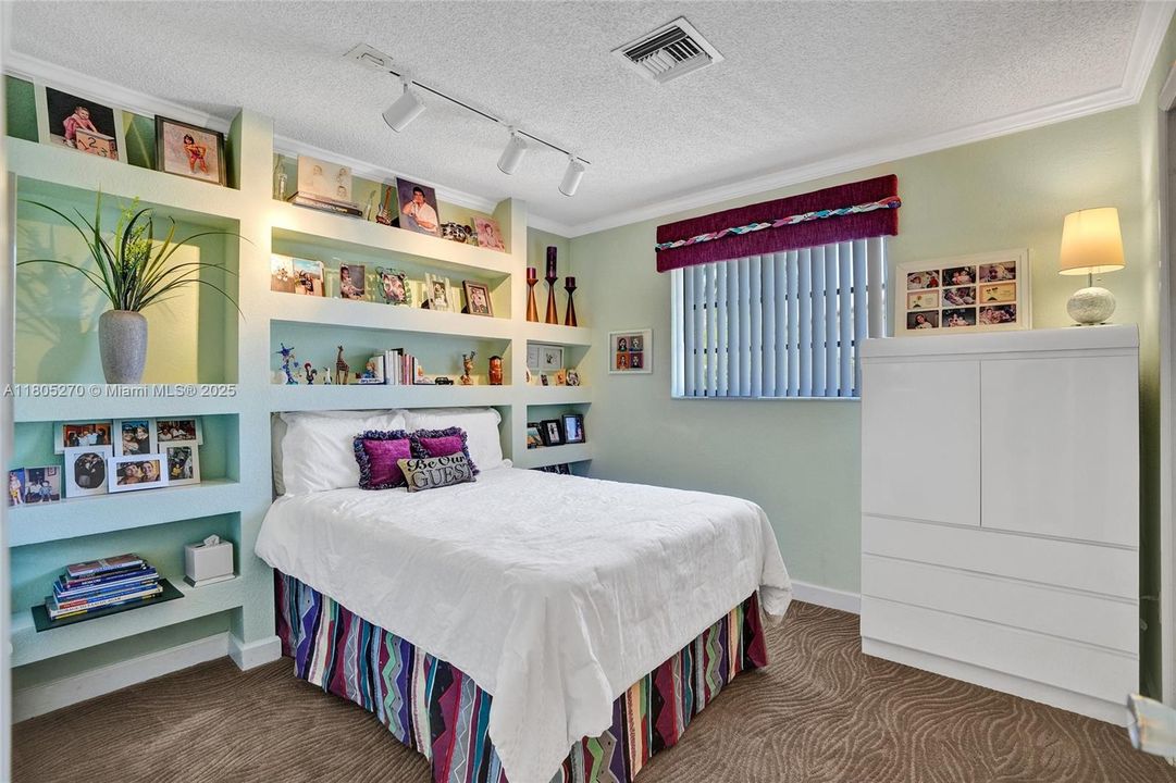 Recently Sold: $925,000 (3 beds, 2 baths, 1797 Square Feet)