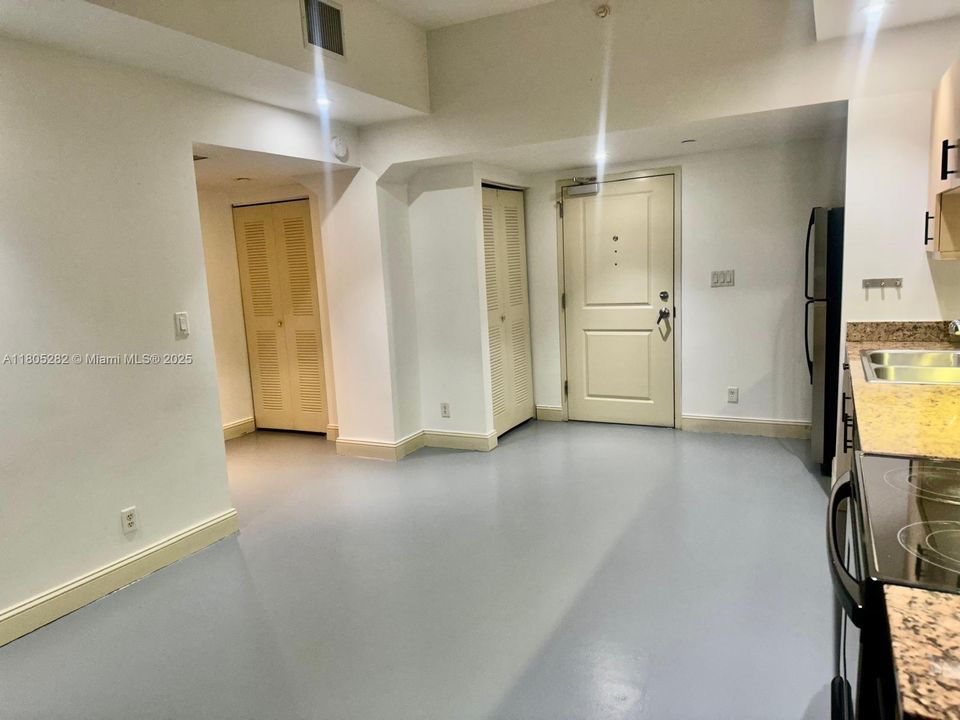 待售: $275,000 (1 贝兹, 1 浴室, 603 平方英尺)