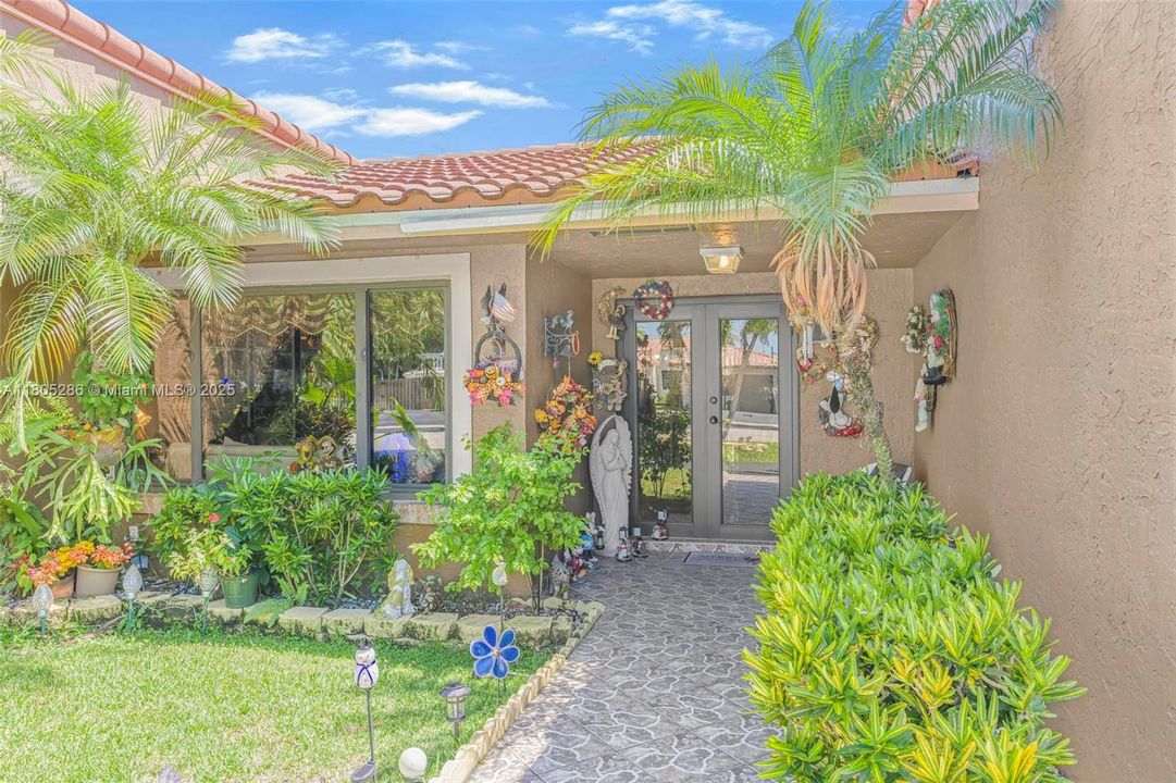 Недавно продано: $675,000 (3 спален, 2 ванн, 1600 Квадратных фут)