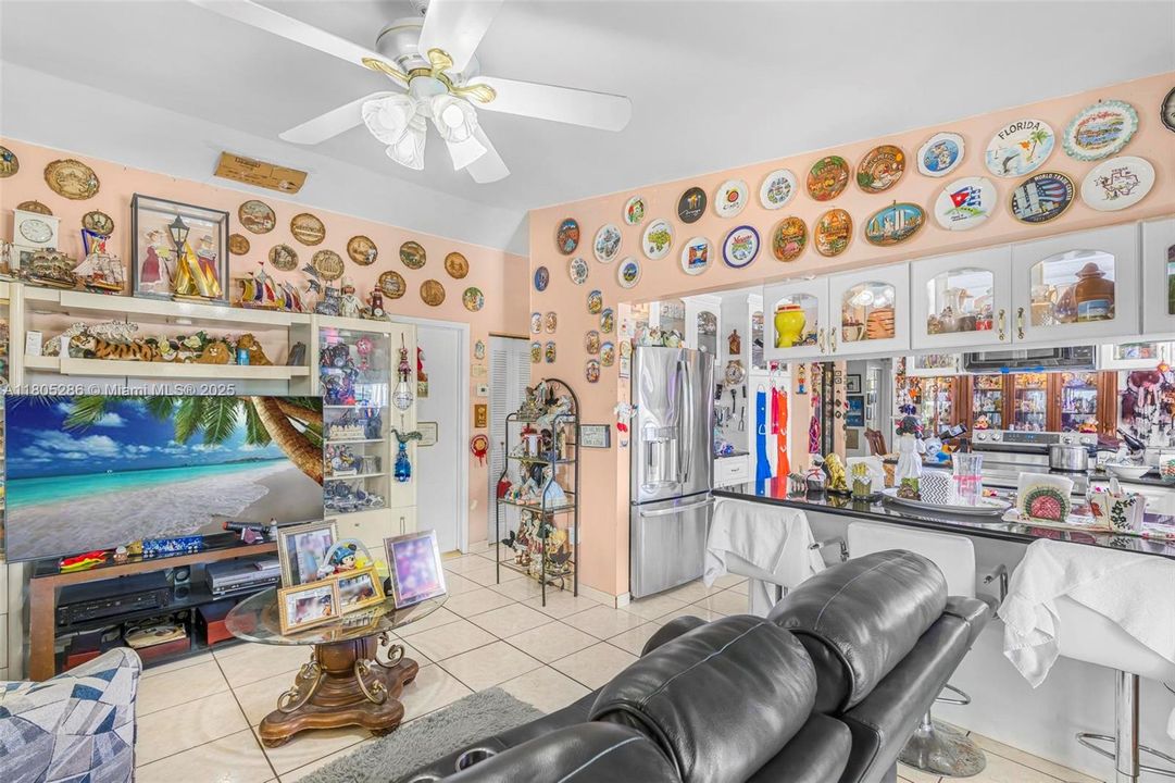 Недавно продано: $675,000 (3 спален, 2 ванн, 1600 Квадратных фут)