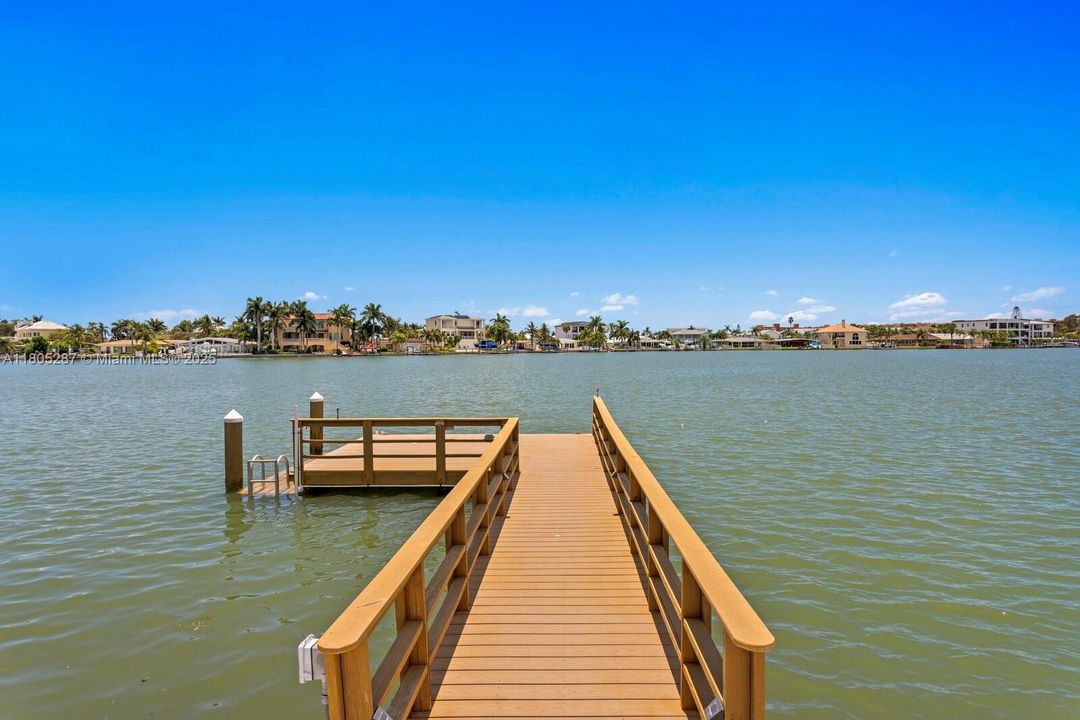 Recently Sold: $3,499,000 (4 beds, 3 baths, 3665 Square Feet)