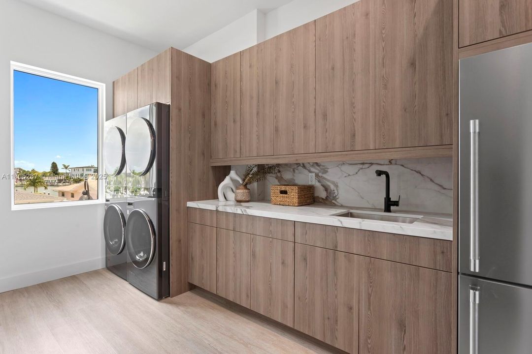 Recently Sold: $3,499,000 (4 beds, 3 baths, 3665 Square Feet)