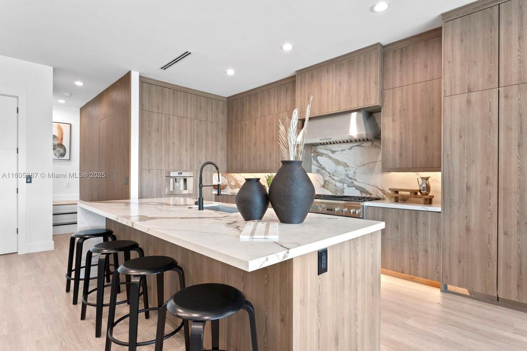 Recently Sold: $3,499,000 (4 beds, 3 baths, 3665 Square Feet)