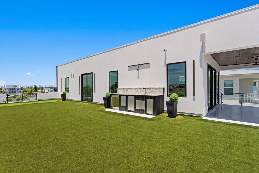 Recently Sold: $3,499,000 (4 beds, 3 baths, 3665 Square Feet)