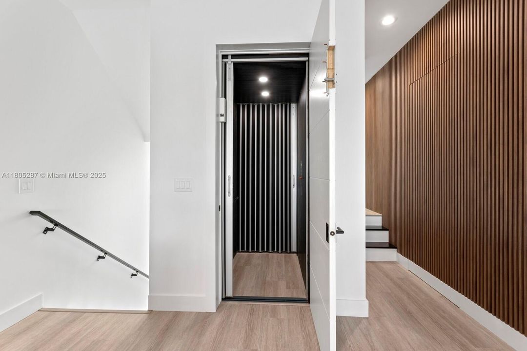 Recently Sold: $3,499,000 (4 beds, 3 baths, 3665 Square Feet)