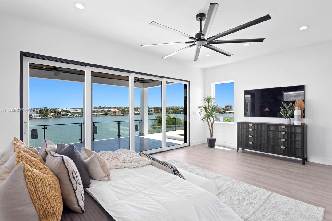 Recently Sold: $3,499,000 (4 beds, 3 baths, 3665 Square Feet)