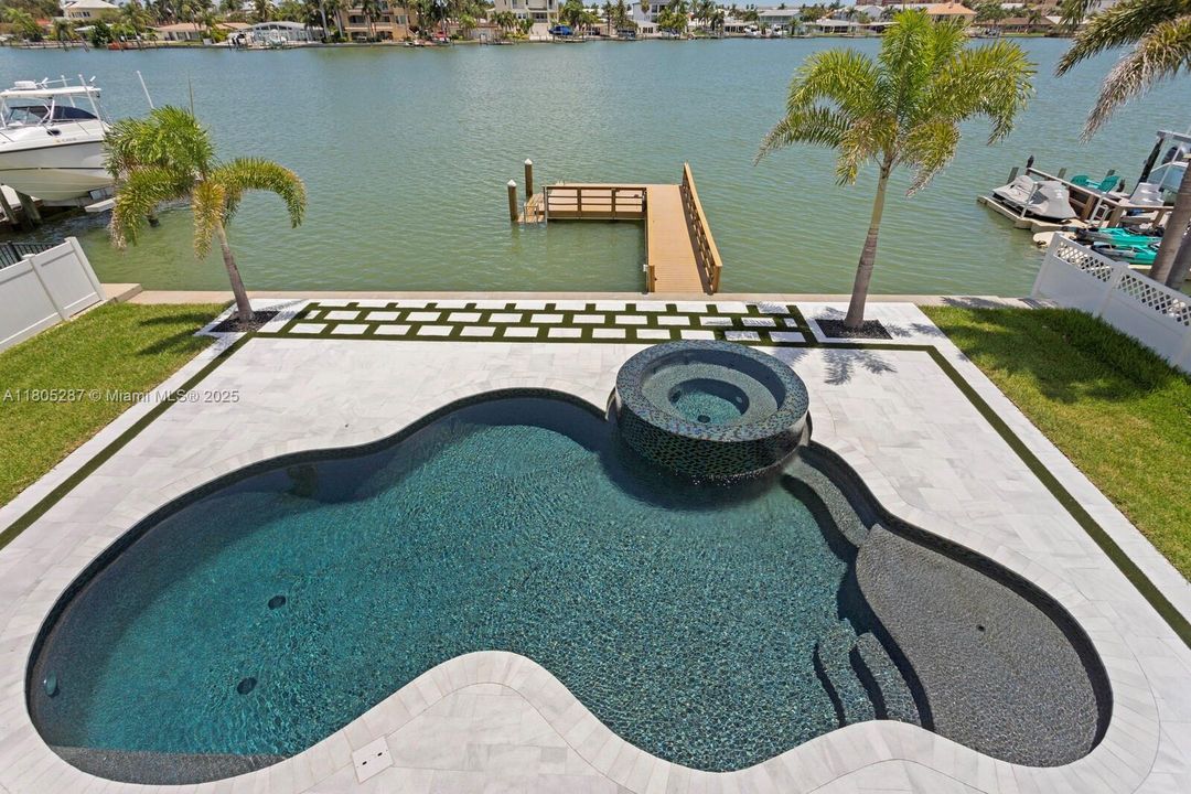 Recently Sold: $3,499,000 (4 beds, 3 baths, 3665 Square Feet)