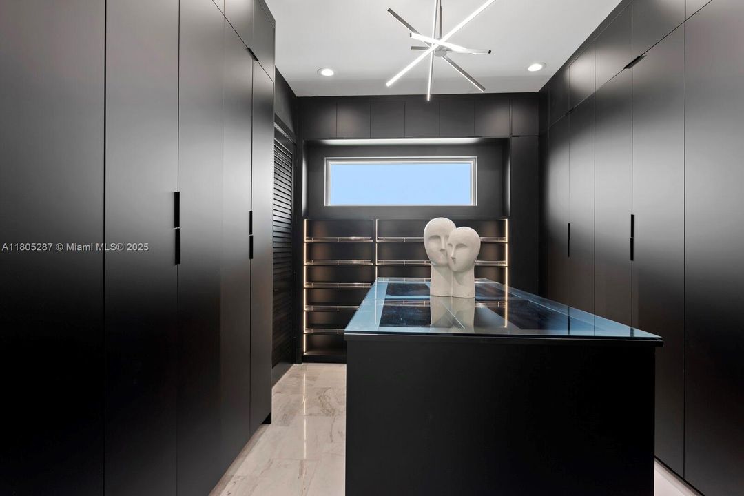 Recently Sold: $3,499,000 (4 beds, 3 baths, 3665 Square Feet)