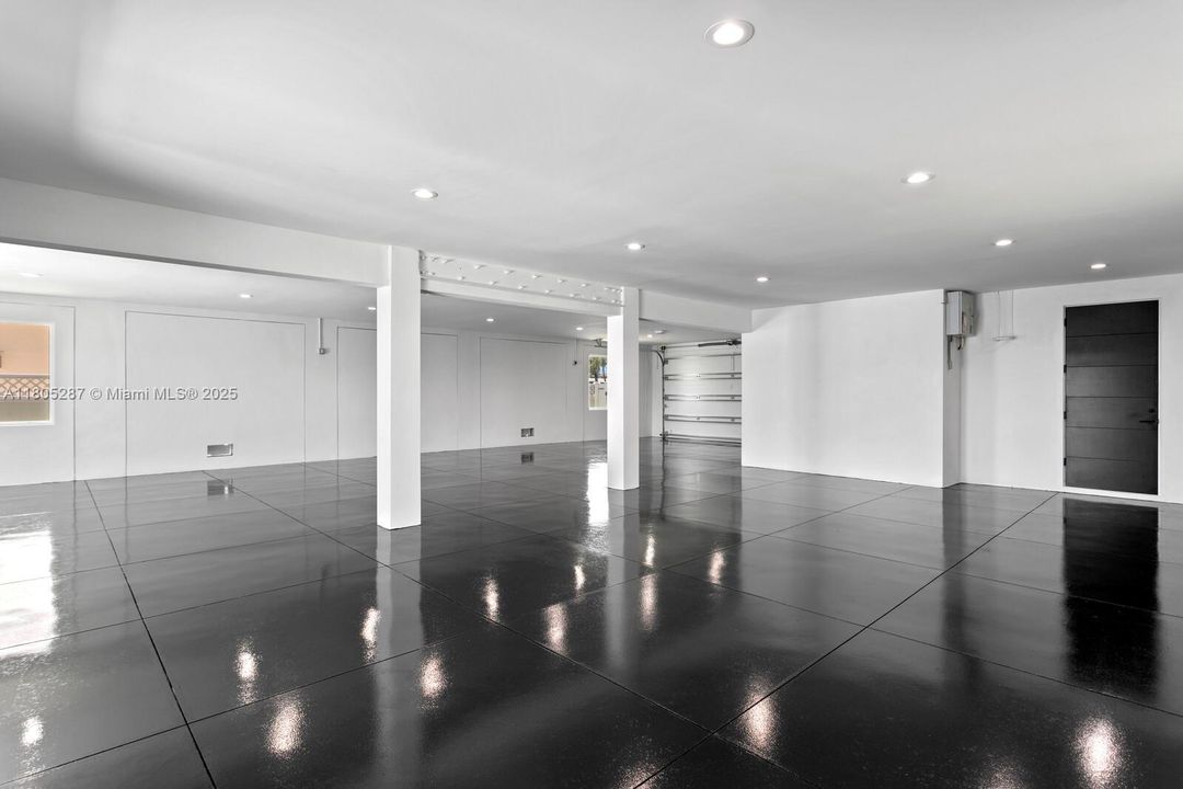 Recently Sold: $3,499,000 (4 beds, 3 baths, 3665 Square Feet)